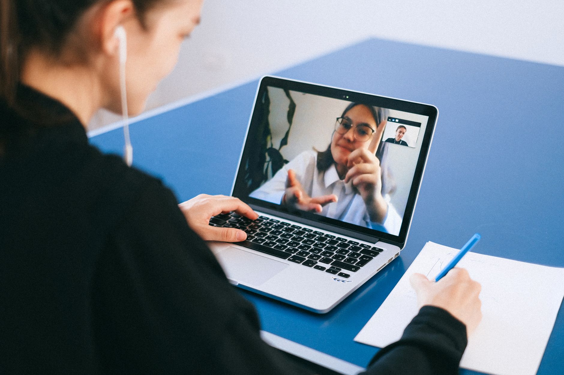 an online coaching session on a laptop with AI note-taking app visible on the screen